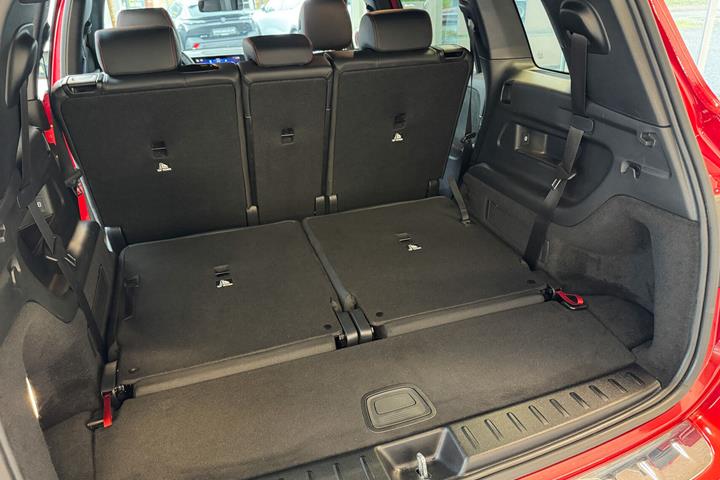 Rød Mercedes EQB250+ fra 2024