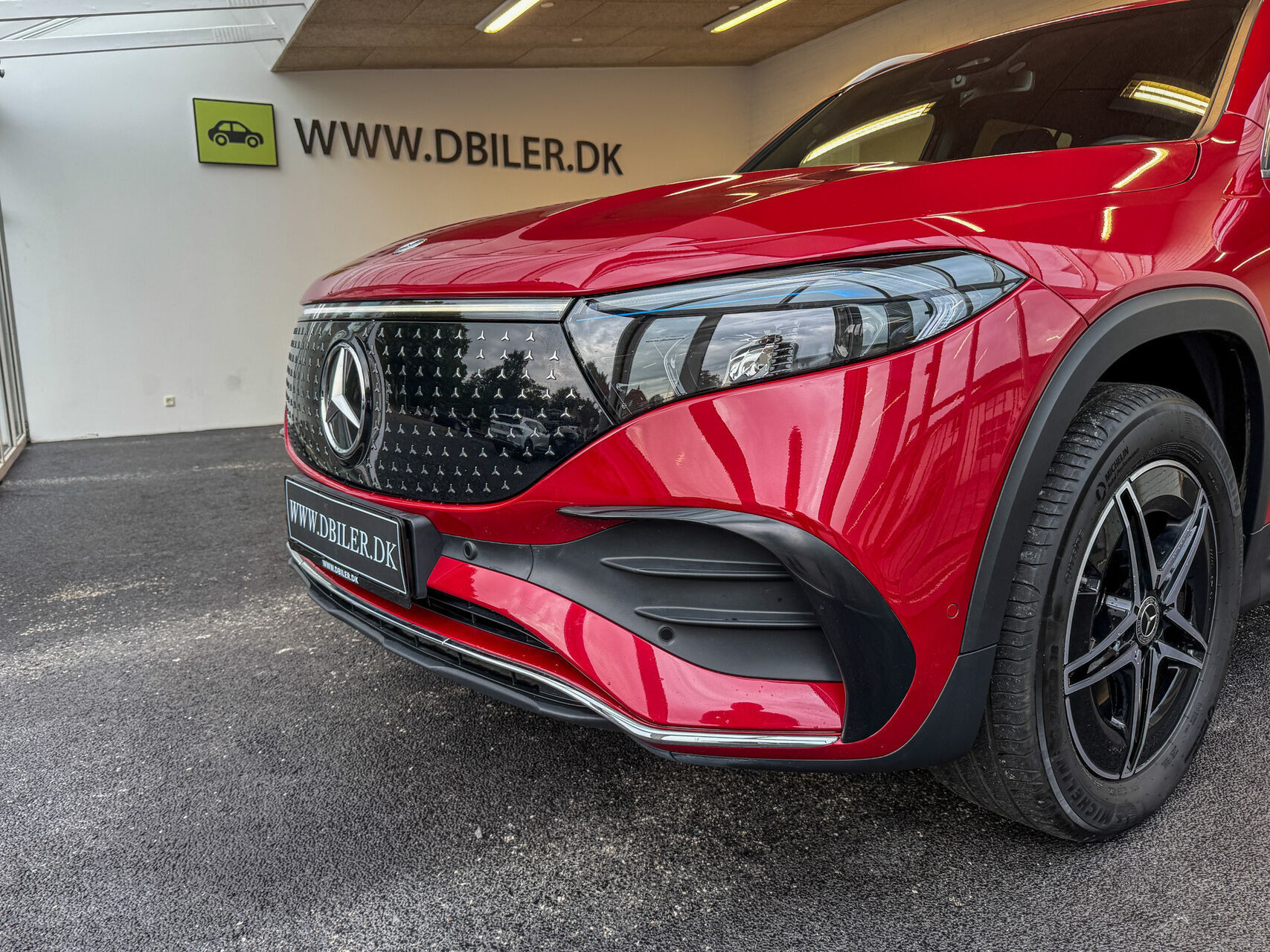 Rød Mercedes EQB250+ fra 2024
