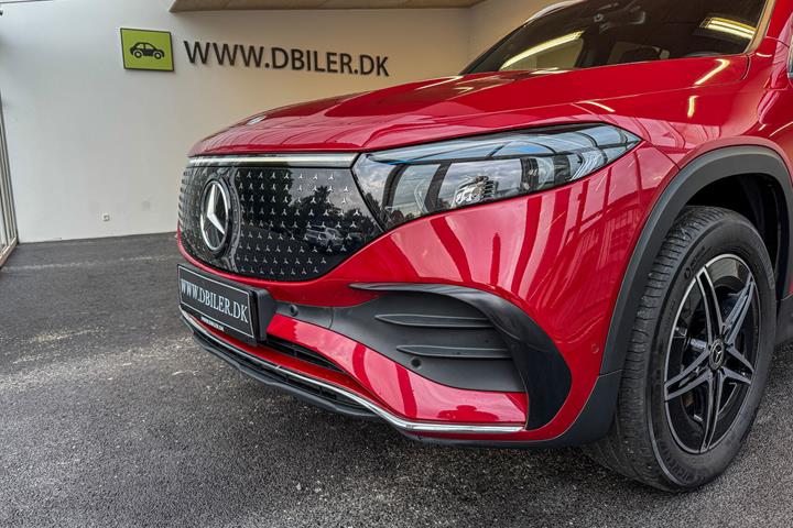 Rød Mercedes EQB250+ fra 2024