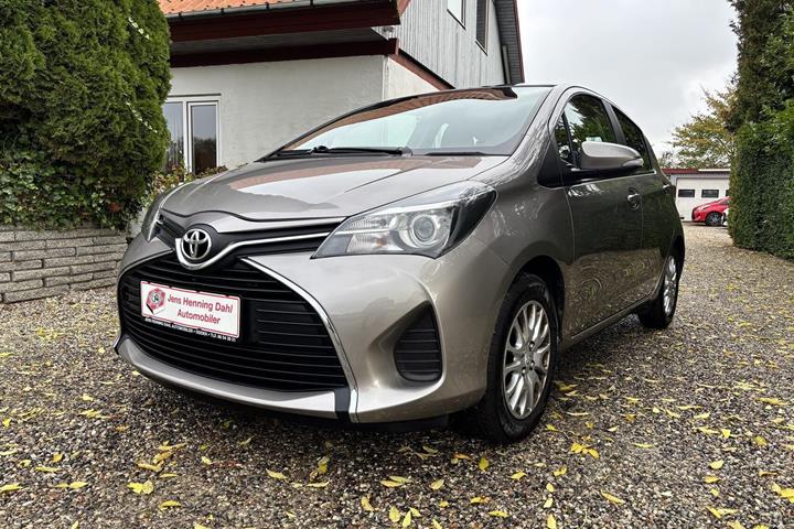 Grå Toyota Yaris fra 2015 set udefra