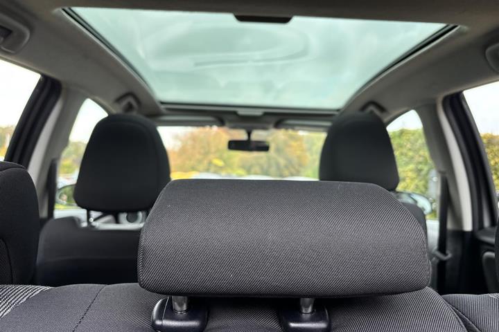 Grå Toyota Yaris fra 2015