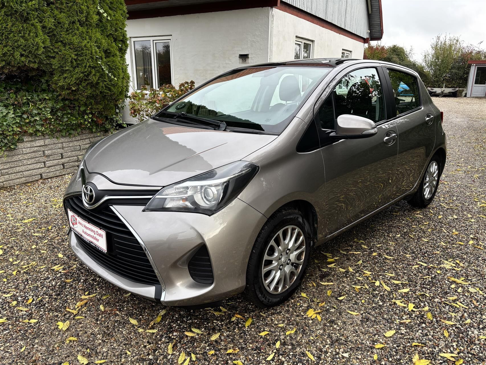 Grå Toyota Yaris fra 2015