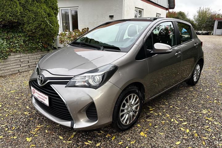 Grå Toyota Yaris fra 2015