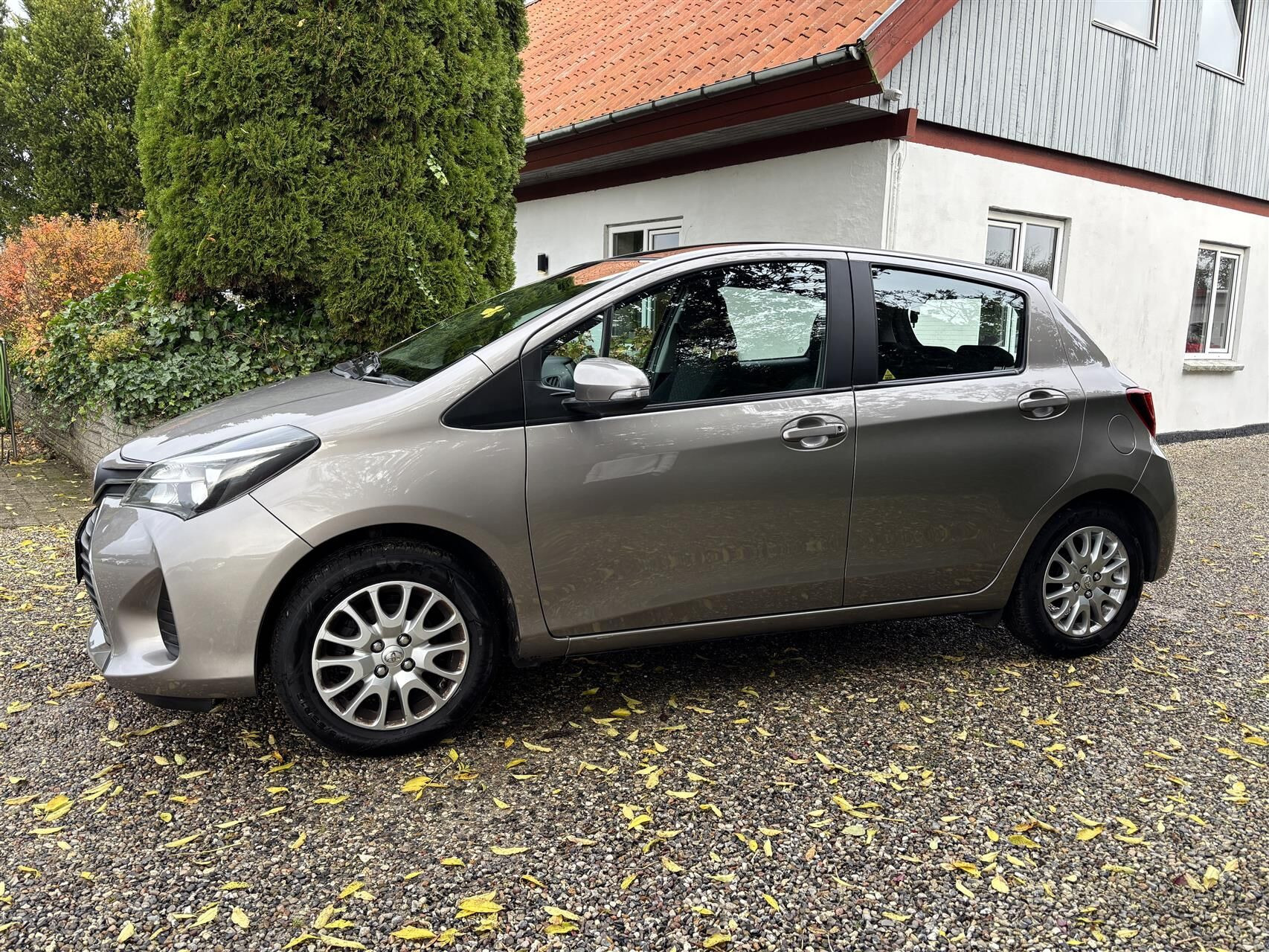 Grå Toyota Yaris fra 2015
