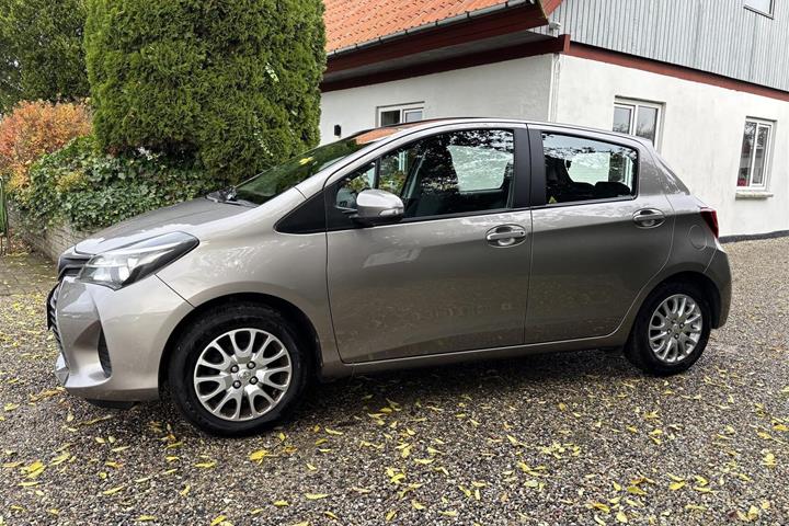 Grå Toyota Yaris fra 2015