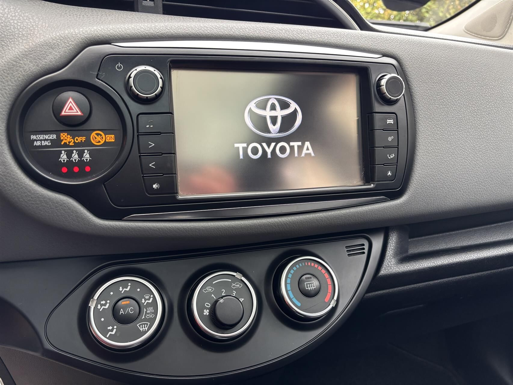 Grå Toyota Yaris fra 2015
