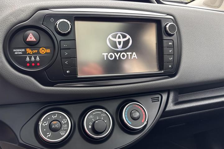 Grå Toyota Yaris fra 2015