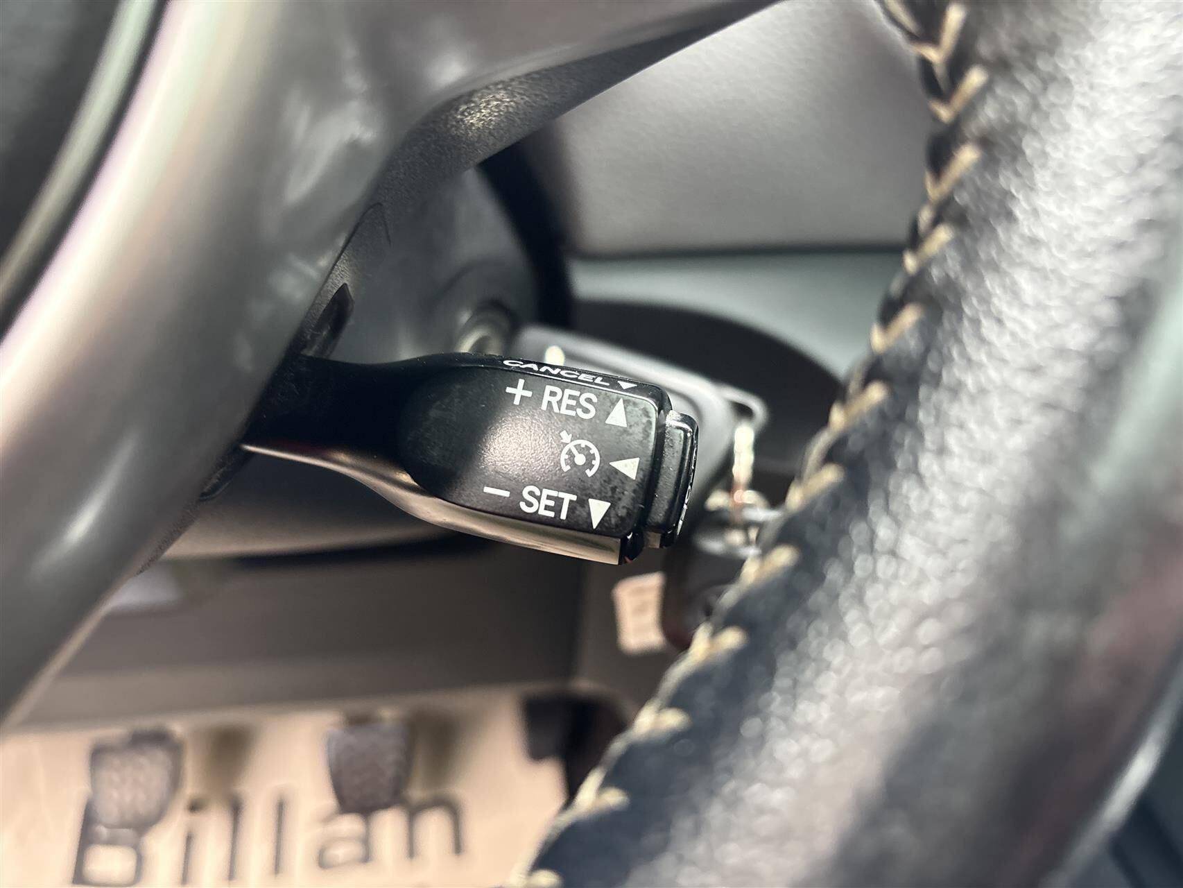 Grå Toyota Yaris fra 2015