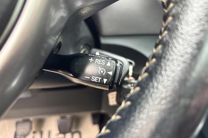Grå Toyota Yaris fra 2015