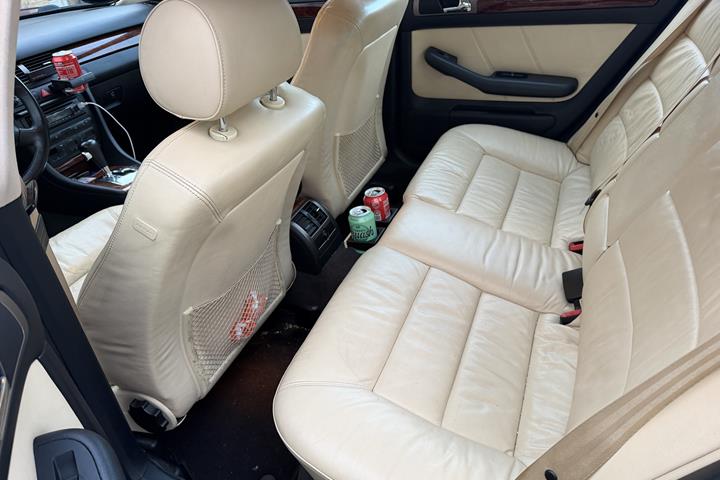 Blå Audi A6 fra 2000
