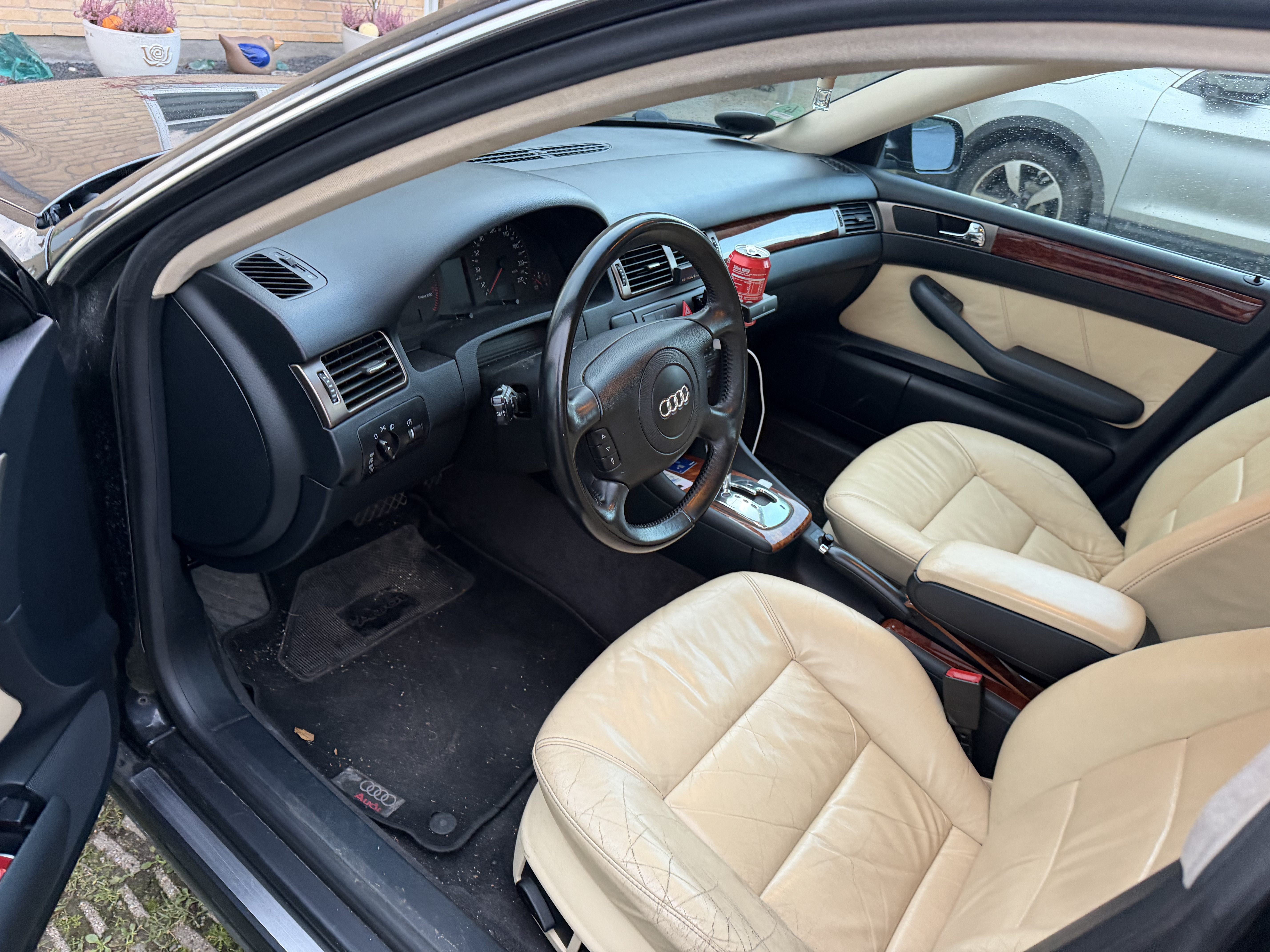 Blå Audi A6 fra 2000