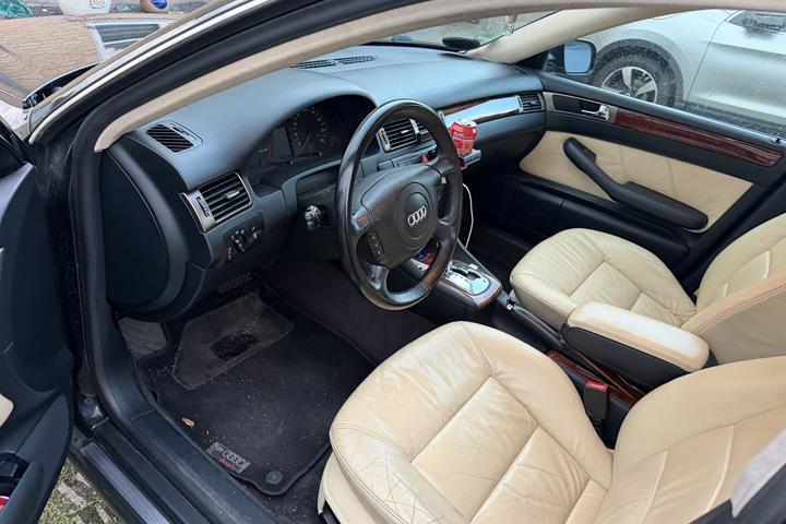 Blå Audi A6 fra 2000