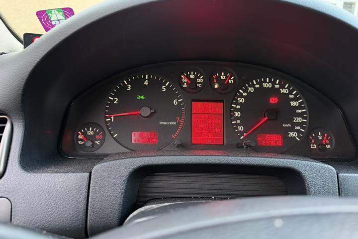 Blå Audi A6 fra 2000