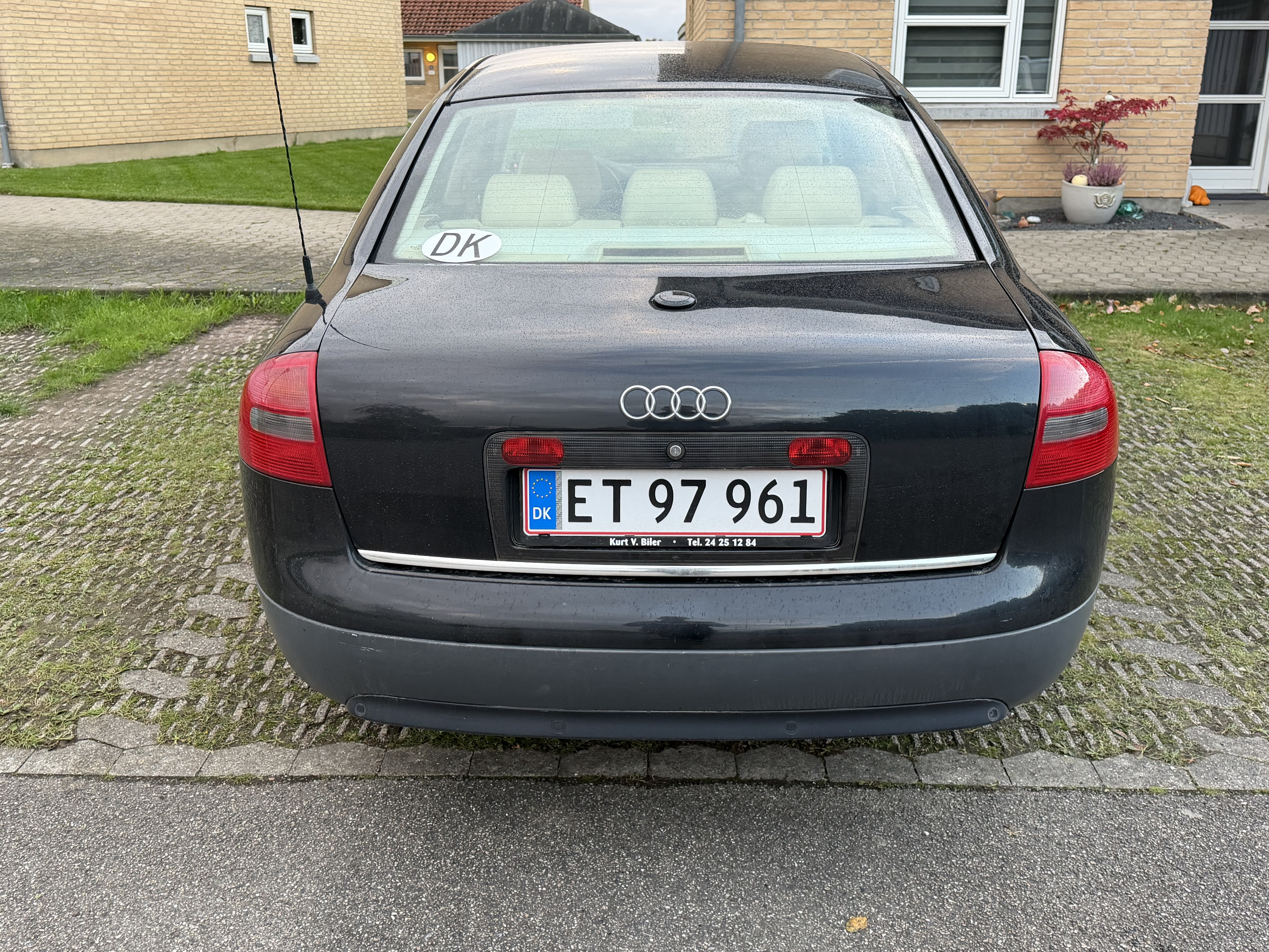 Blå Audi A6 fra 2000