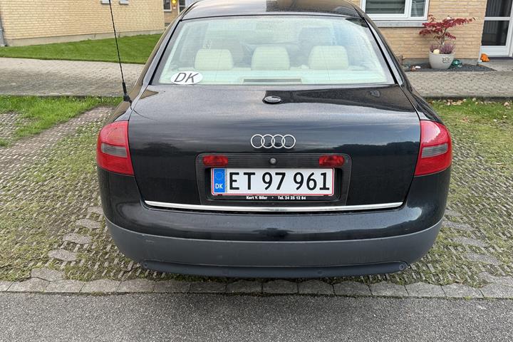 Blå Audi A6 fra 2000