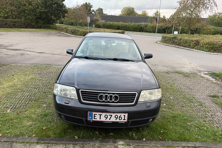 Blå Audi A6 fra 2000