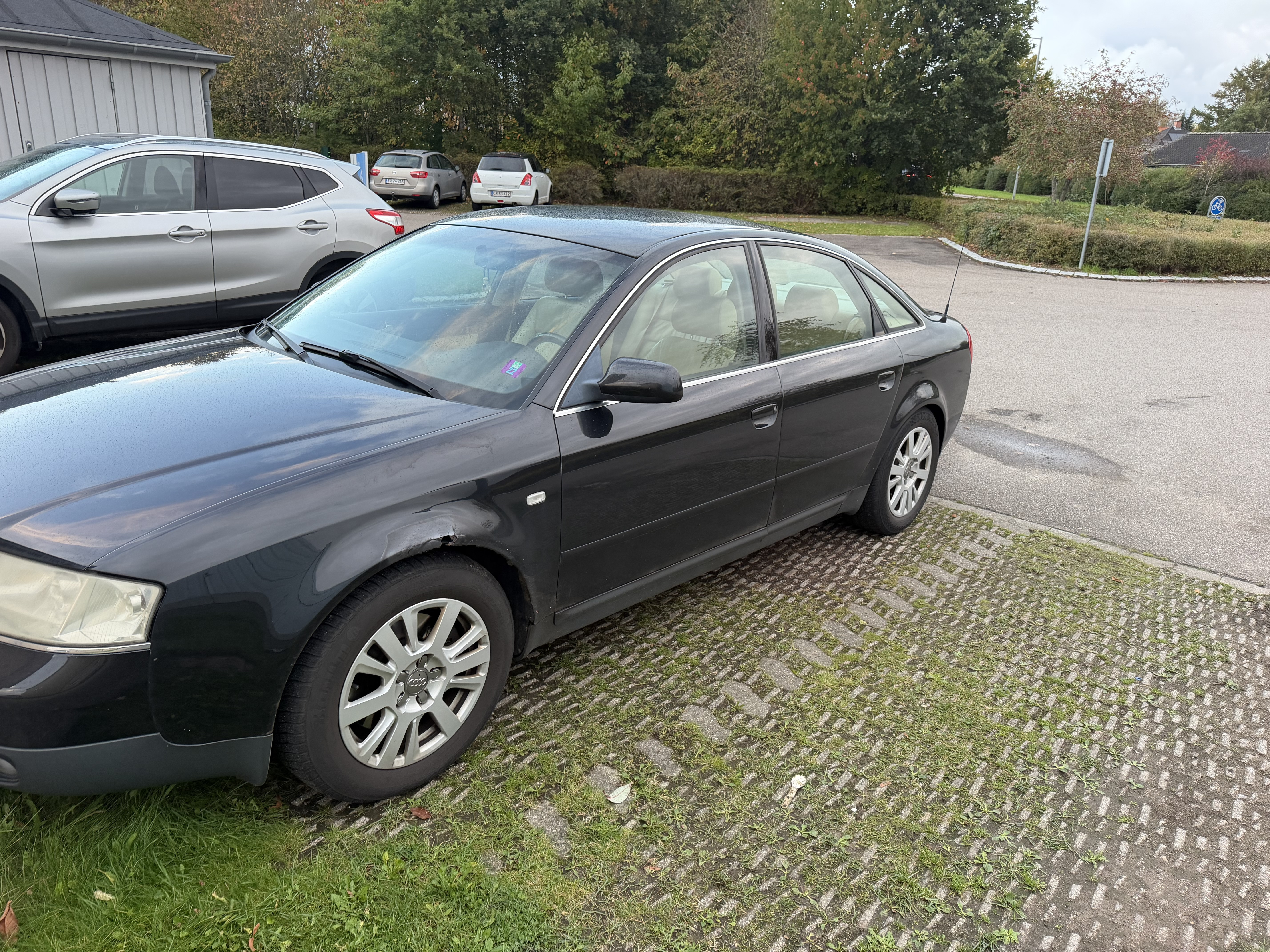 Blå Audi A6 fra 2000