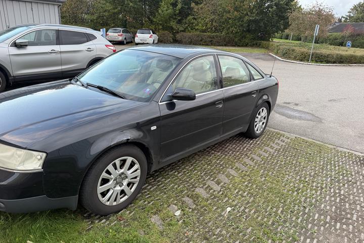 Blå Audi A6 fra 2000