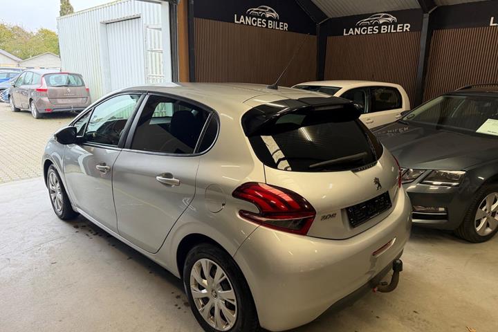 Sølv Peugeot 208 fra 2017
