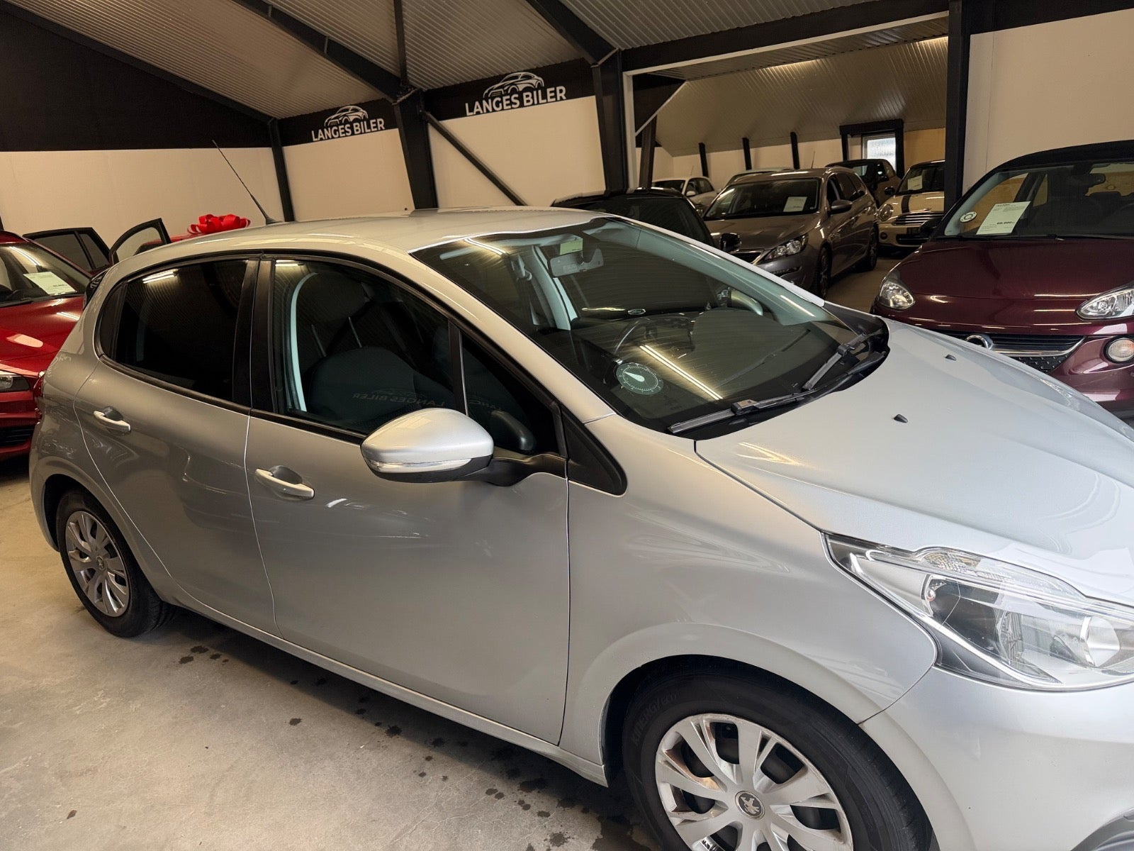Sølv Peugeot 208 fra 2017
