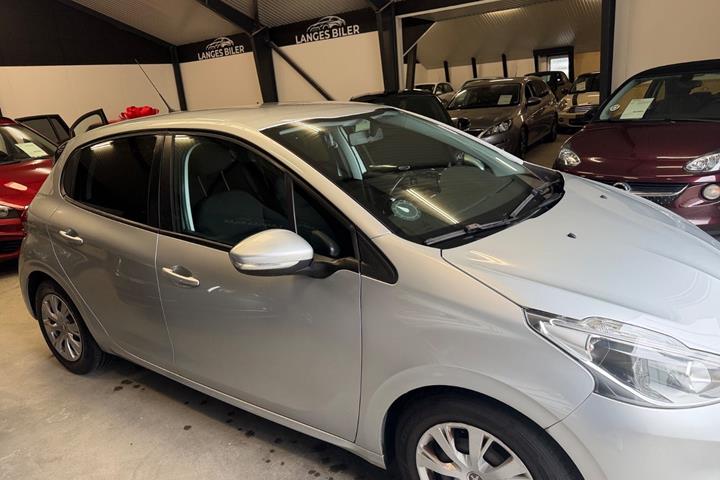 Sølv Peugeot 208 fra 2017