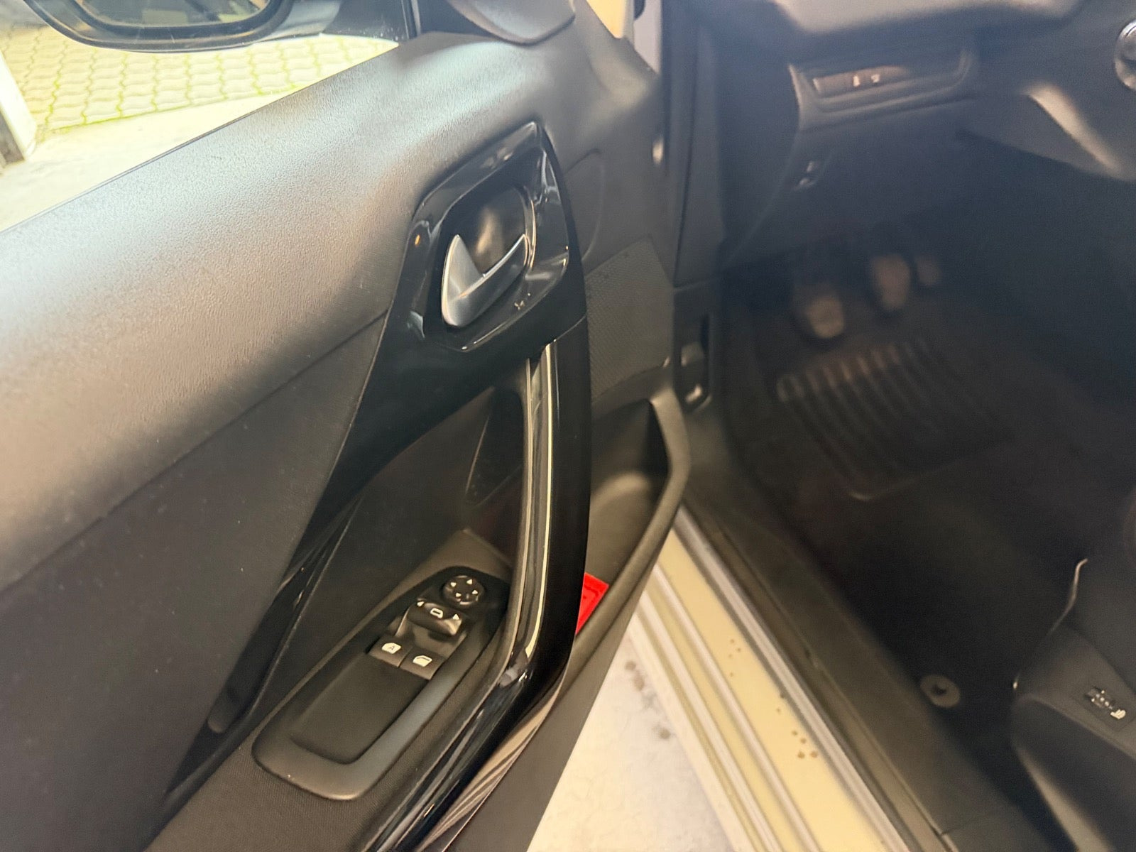 Sølv Peugeot 208 fra 2017