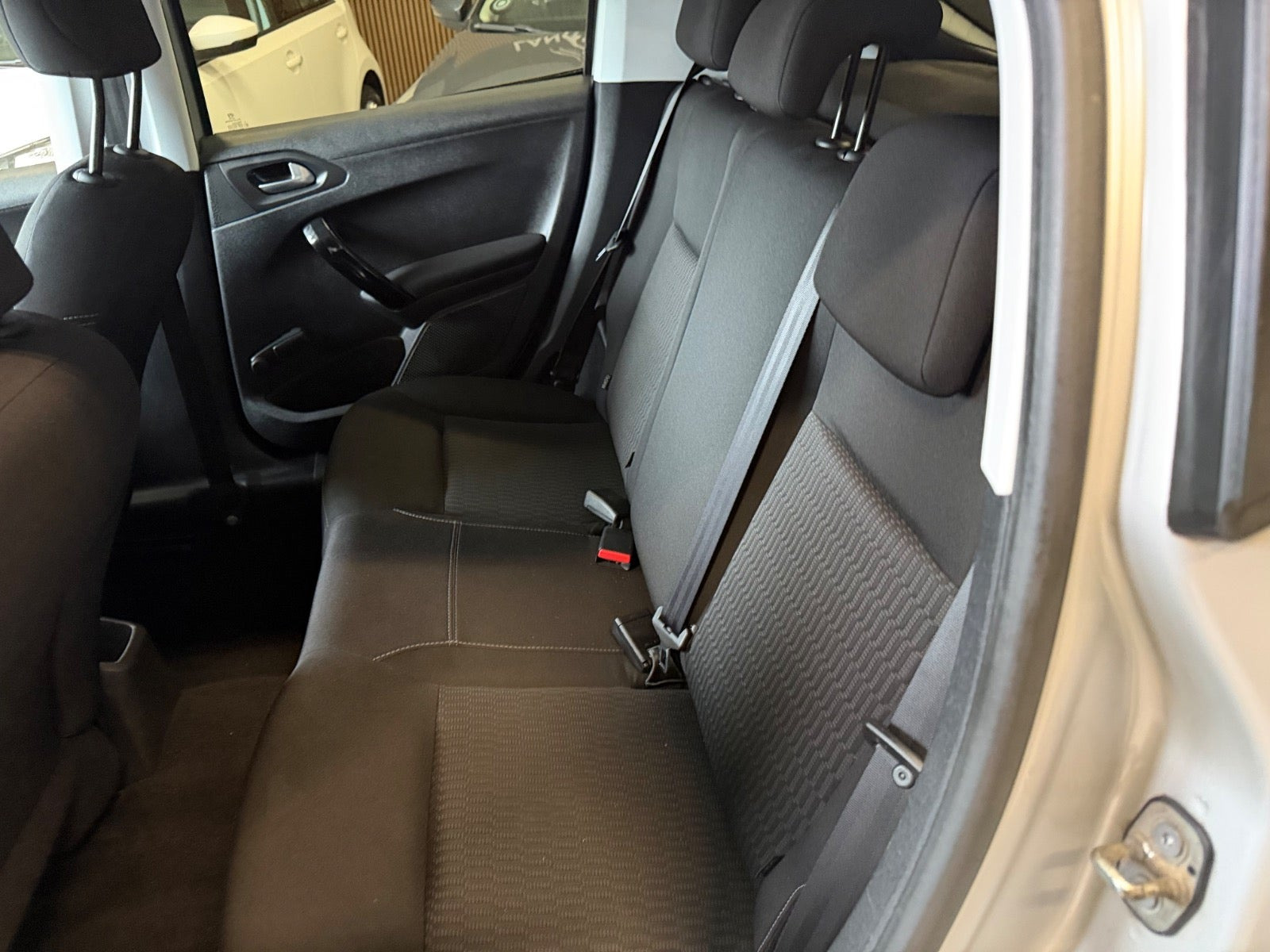 Sølv Peugeot 208 fra 2017