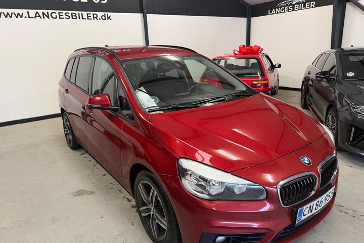 Rød BMW 216d fra 2015