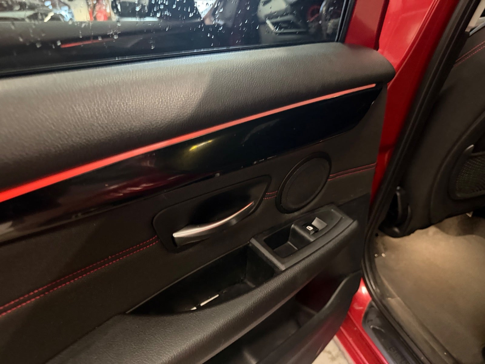 Rød BMW 216d fra 2015