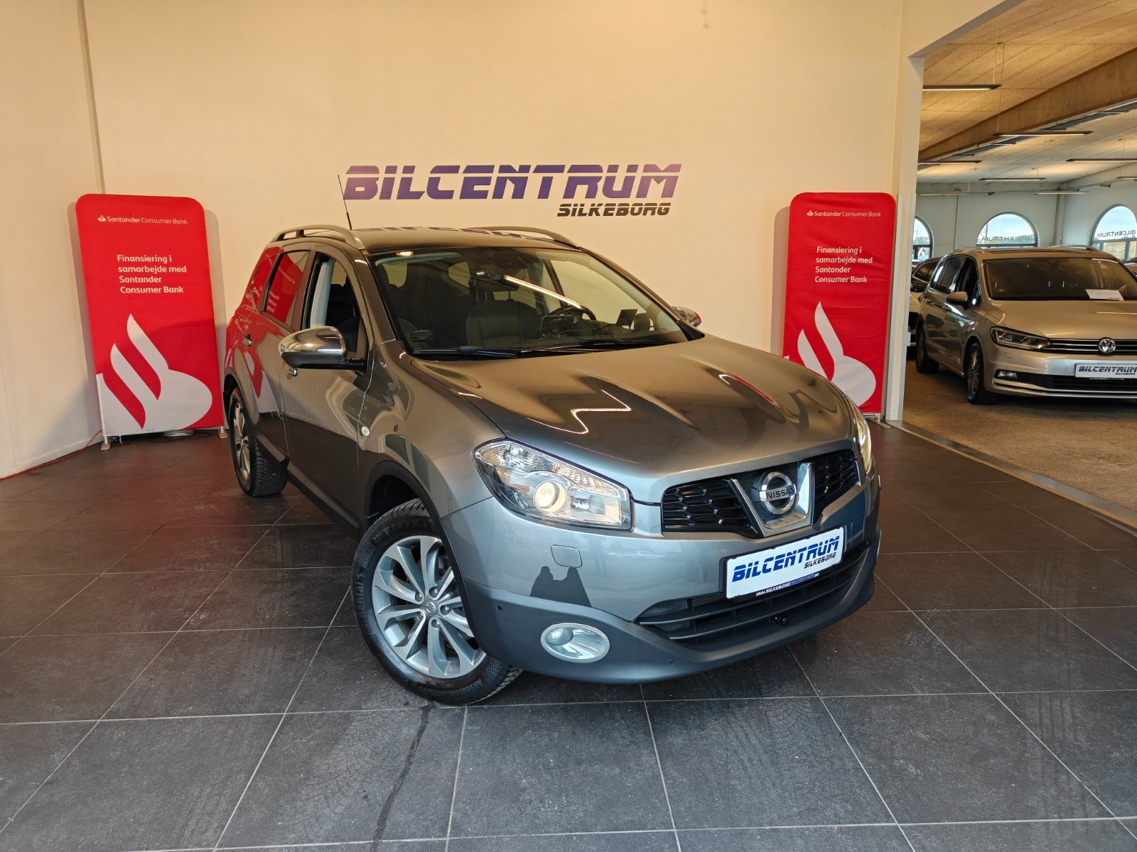 Grå Nissan Qashqai+2 fra 2011