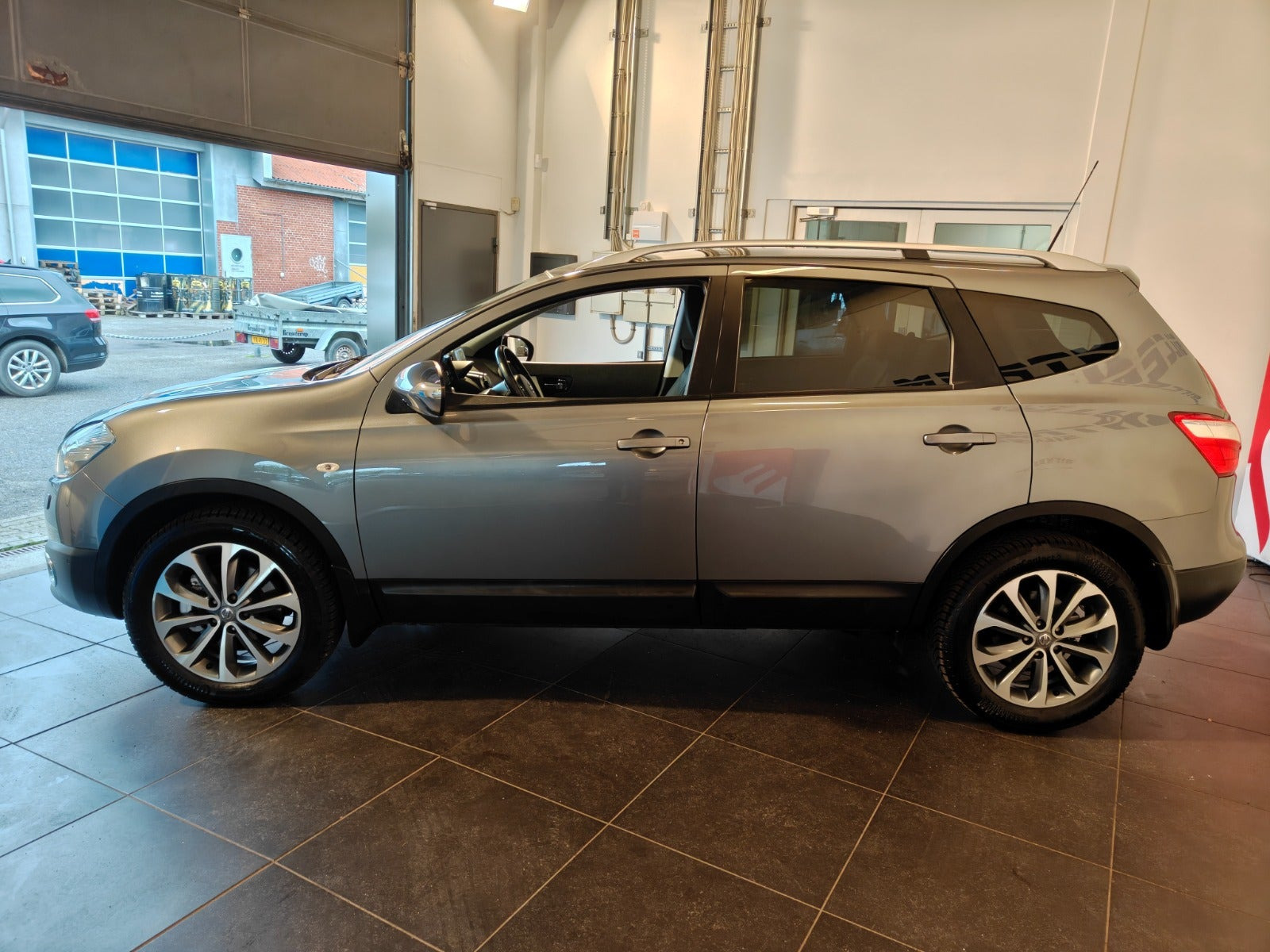 Grå Nissan Qashqai+2 fra 2011