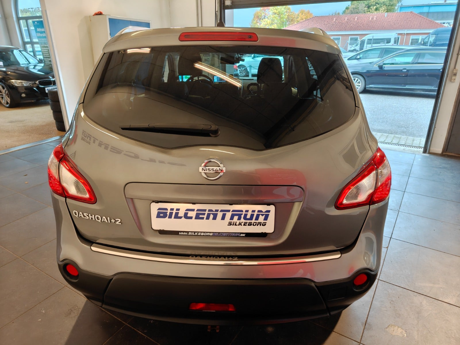 Grå Nissan Qashqai+2 fra 2011
