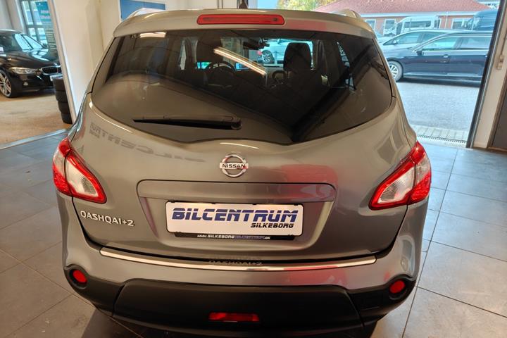 Grå Nissan Qashqai+2 fra 2011