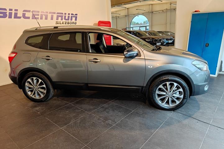 Grå Nissan Qashqai+2 fra 2011