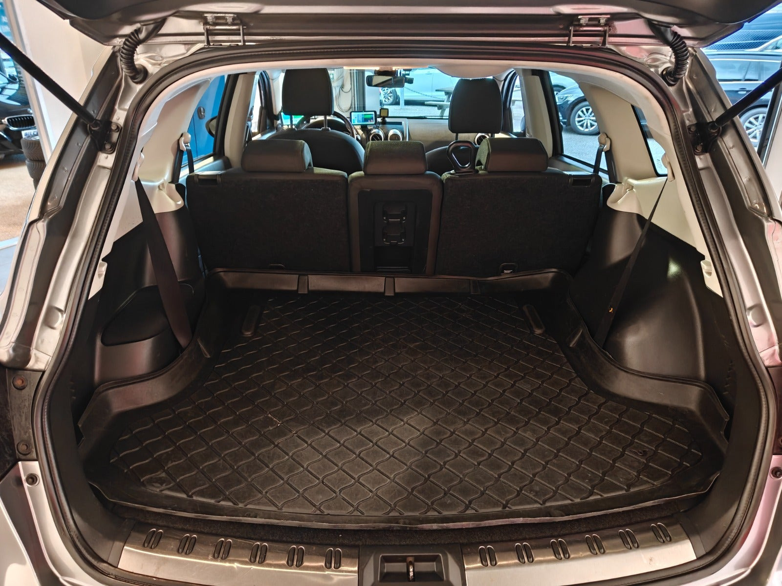 Grå Nissan Qashqai+2 fra 2011