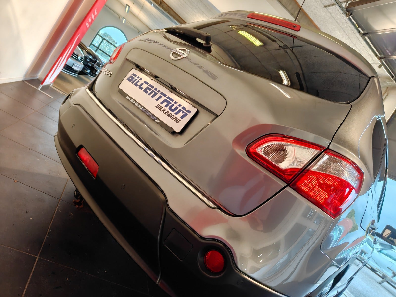 Grå Nissan Qashqai+2 fra 2011