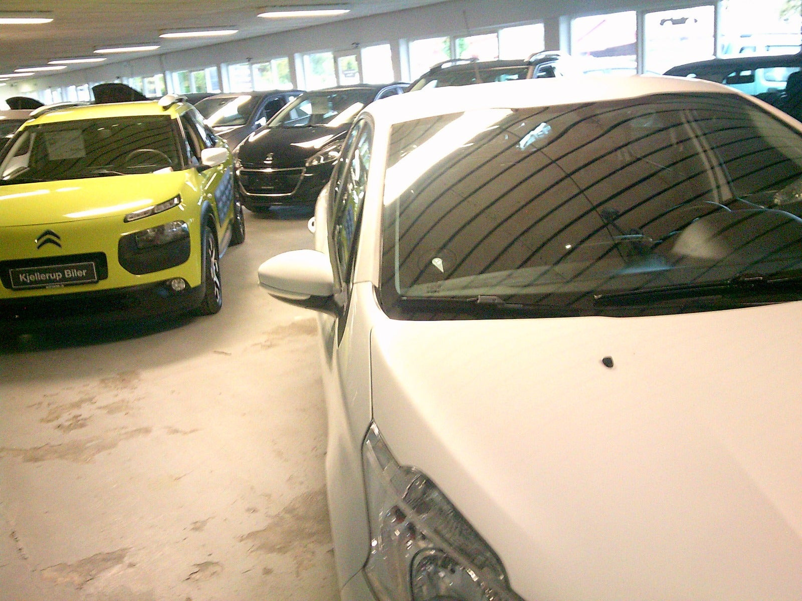 Gul Peugeot 208 fra 2015