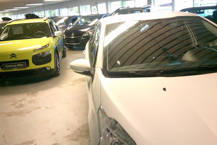 Gul Peugeot 208 fra 2015