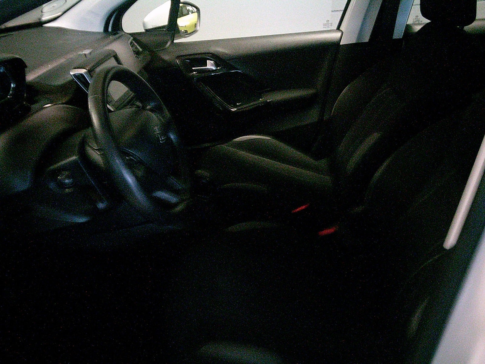 Gul Peugeot 208 fra 2015