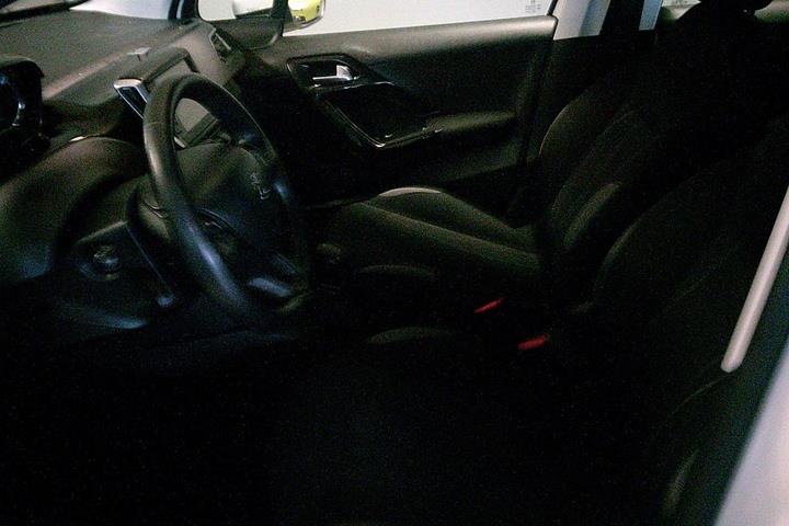 Gul Peugeot 208 fra 2015