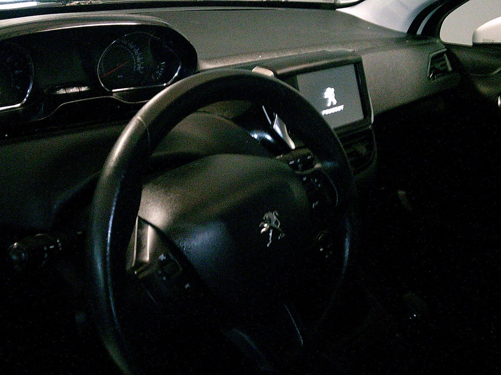 Gul Peugeot 208 fra 2015