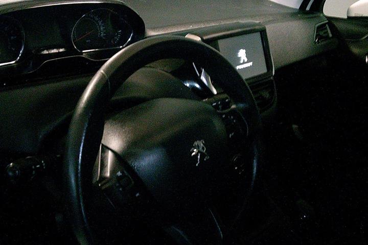 Gul Peugeot 208 fra 2015