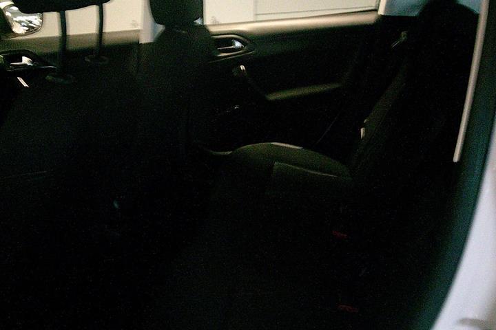 Gul Peugeot 208 fra 2015