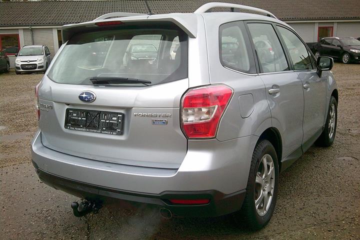 Gul Subaru Forester fra 2013