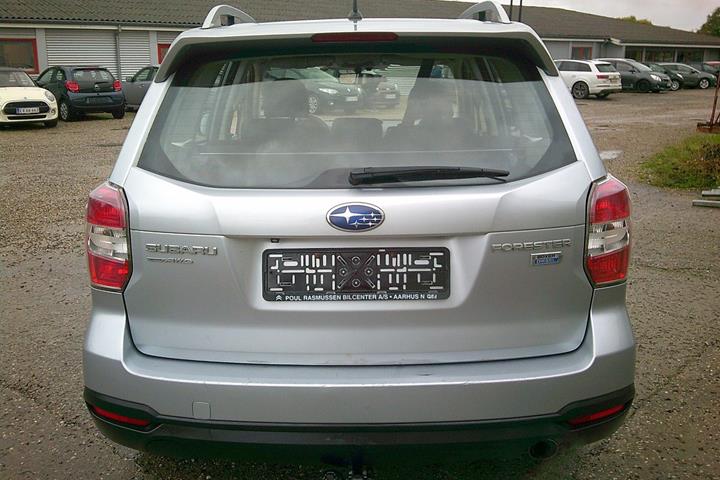 Gul Subaru Forester fra 2013