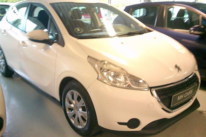 Gul Peugeot 208 fra 2014