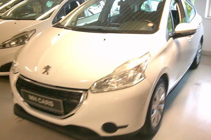 Gul Peugeot 208 fra 2014