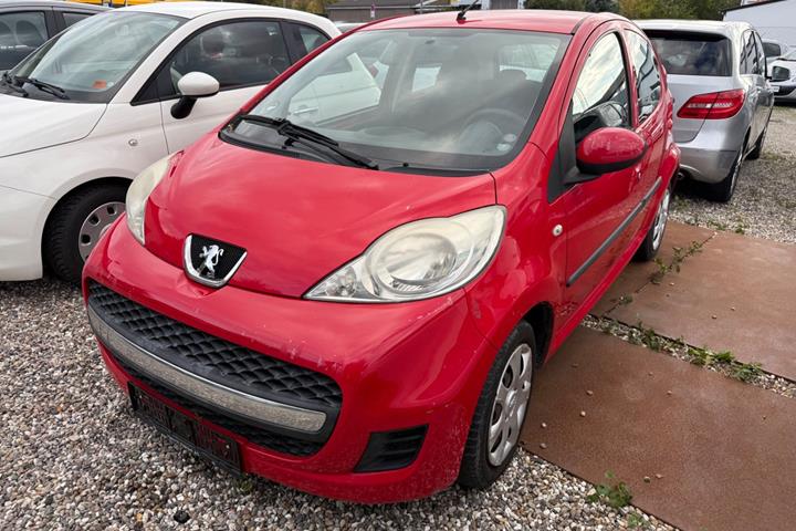 Rød Peugeot 107 fra 2010