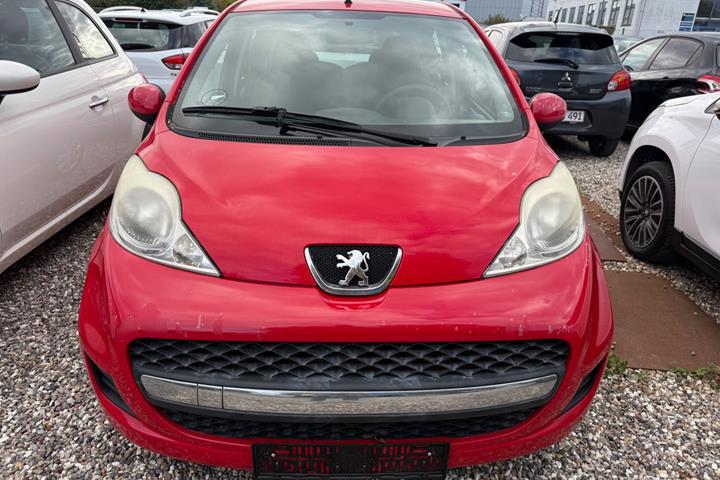 Rød Peugeot 107 fra 2010