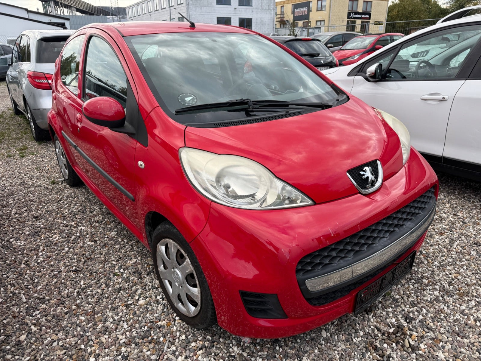 Rød Peugeot 107 fra 2010